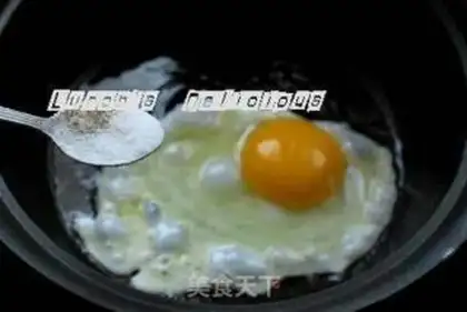 Make Tomato fried egg noodles step 1