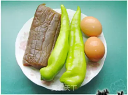 Make A pickle with green carrots and fried eggs step 0