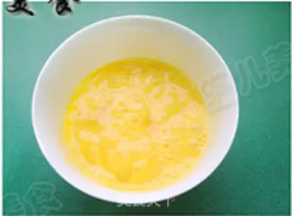 Make A pickle with green carrots and fried eggs step 3