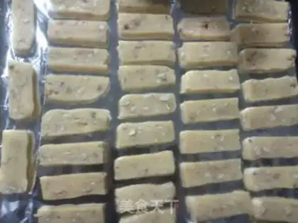 Make Mini-crackers with cashew nuts step 1