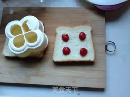 Make Flower toast step 1