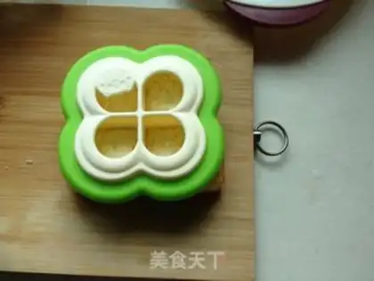 Make Flower toast step 2
