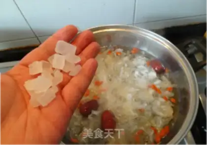Make Ice sugar, silver-eared soup step 5