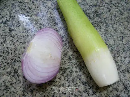 Make The onions are white and fried step 0