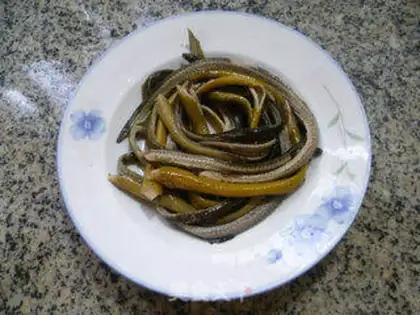 Make The onions are white and fried step 1