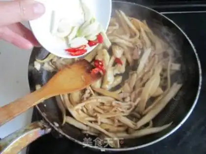 Make The pelicans tore almond mushrooms step 7