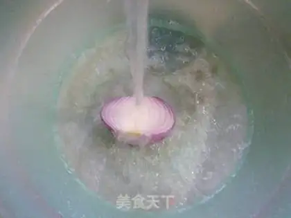 Make The onions are white and fried step 4