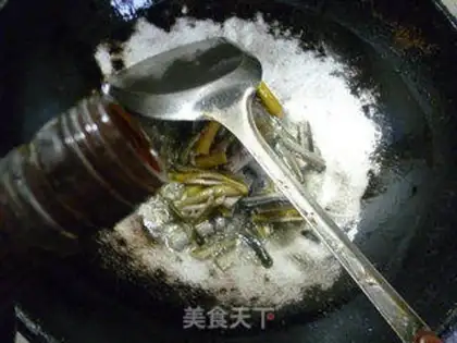 Make The onions are white and fried step 7