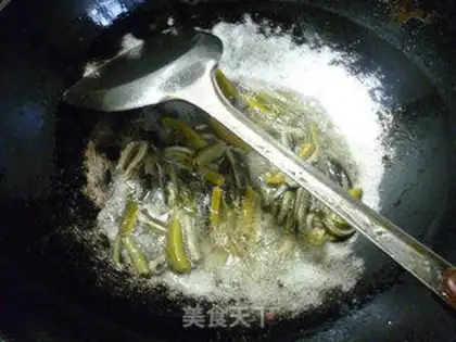 Make The onions are white and fried step 8