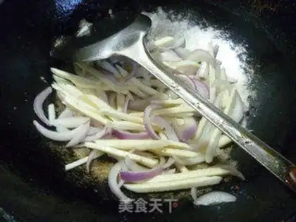 Make The onions are white and fried step 9