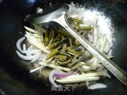 Make The onions are white and fried step 10