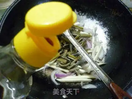 Make The onions are white and fried step 11