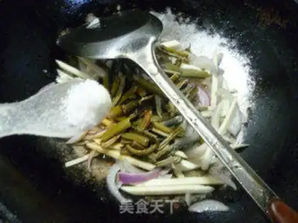 Make The onions are white and fried step 12