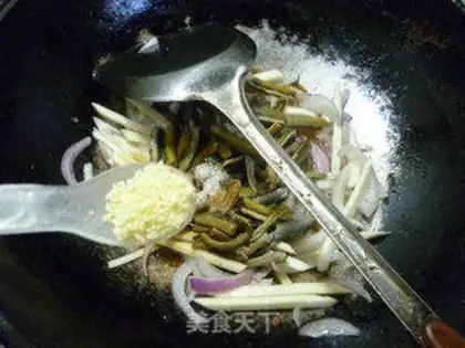 Make The onions are white and fried step 13