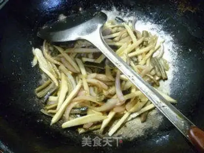 Make The onions are white and fried step 14