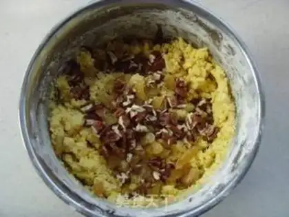 Make walnut raisin cookies step 3