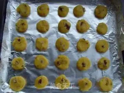 Make walnut raisin cookies step 5