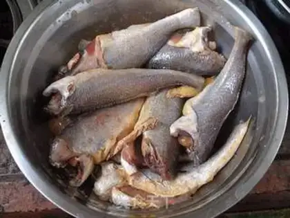 Make Dry-burned yellow fish step 0