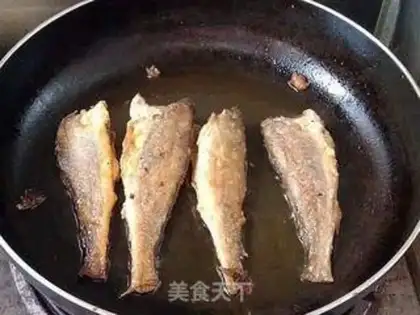 Make Dry-burned yellow fish step 1