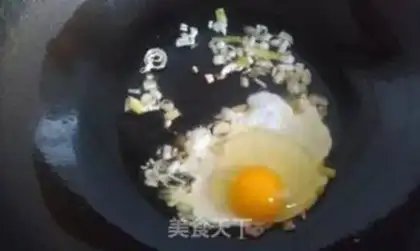 Make Onion egg veggie noodles step 1