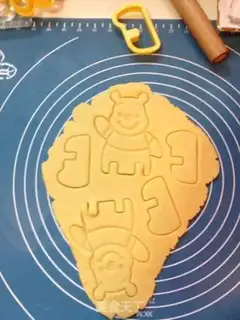 Make Winnie Bear Biscuit step 4