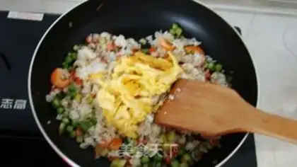 Make Shrimp ham and pea egg fried rice step 11