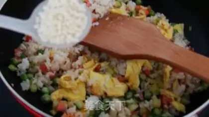 Make Shrimp ham and pea egg fried rice step 12