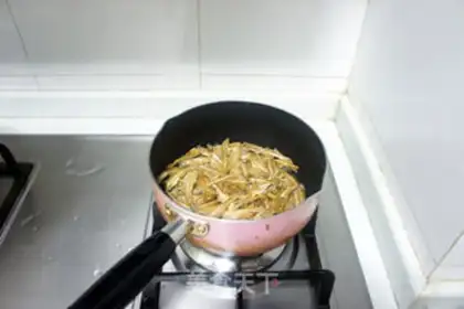 Make Spicy little fish step 2