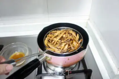 Make Spicy little fish step 3
