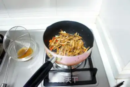 Make Spicy little fish step 5