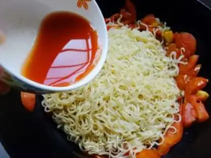 Make Tomato egg noodles step 6