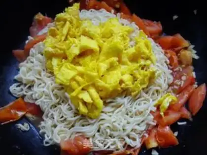 Make Tomato egg noodles step 7