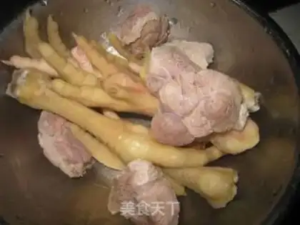 Make Peanut walnut chicken foot soup step 1