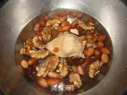 Make Peanut walnut chicken foot soup step 2