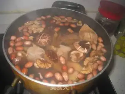 Make Peanut walnut chicken foot soup step 4