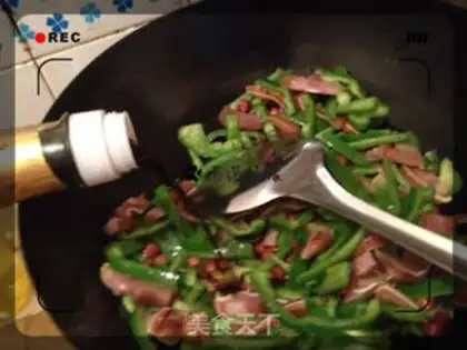 Make Peanut rice peppers with pig ears step 3