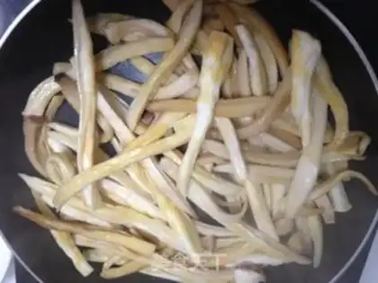 Make Frozen apricot mushrooms step 1