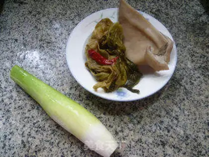 Make Sour sauce, white pig ears step 0