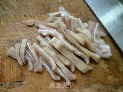 Make Sour sauce, white pig ears step 3