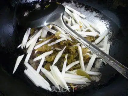 Make Sour sauce, white pig ears step 5