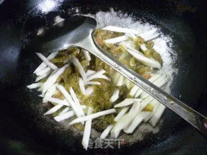Make Sour sauce, white pig ears step 7