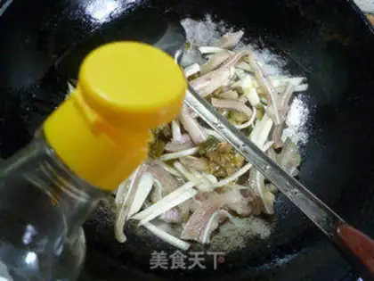 Make Sour sauce, white pig ears step 9