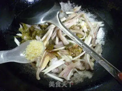 Make Sour sauce, white pig ears step 11