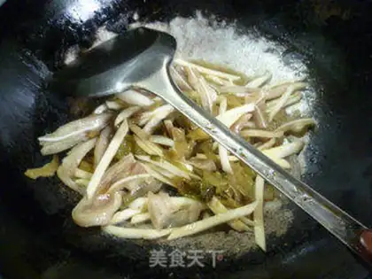 Make Sour sauce, white pig ears step 12