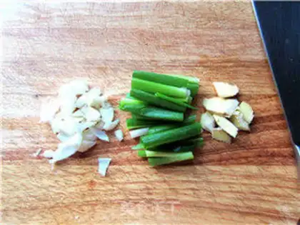 Make Red-burned fish tails step 1