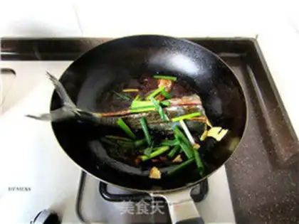 Make Red-burned fish tails step 8