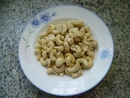 Make Little Haiyan fried cashew nuts step 0