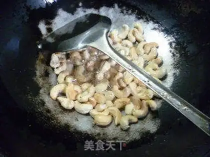 Make Little Haiyan fried cashew nuts step 2