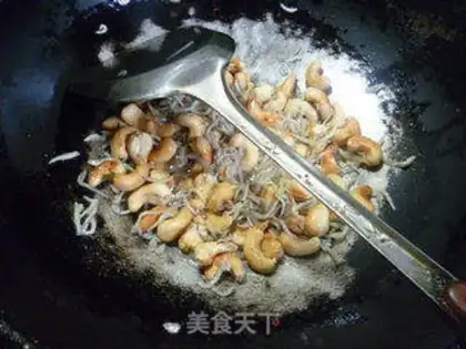 Make Little Haiyan fried cashew nuts step 3