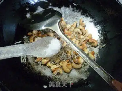 Make Little Haiyan fried cashew nuts step 5